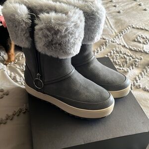 Koolaburra uggs size 6